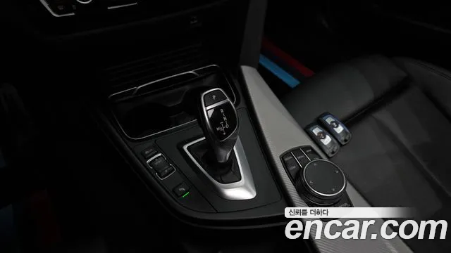 BMW 3-Series 2018 thumb 9