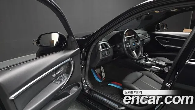 BMW 3-Series 2018 thumb 10