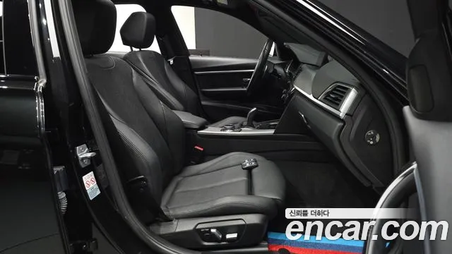 BMW 3-Series 2018 thumb 11