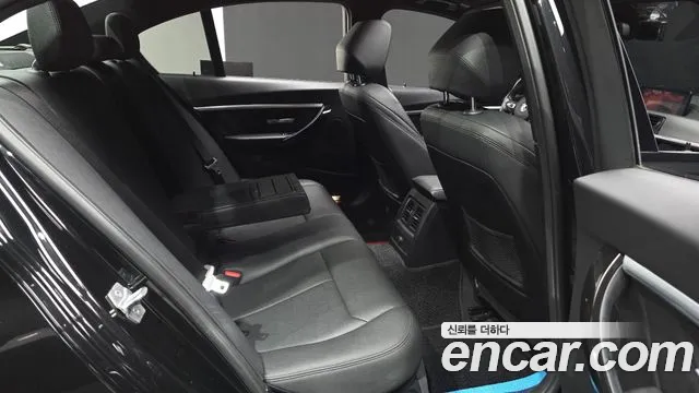 BMW 3-Series 2018 thumb 12