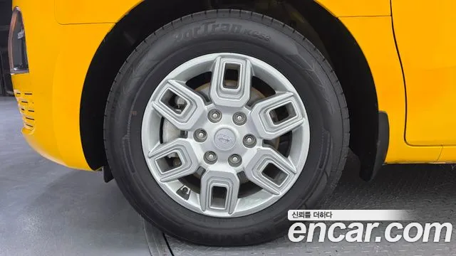 Hyundai Staria 2024 thumb 5
