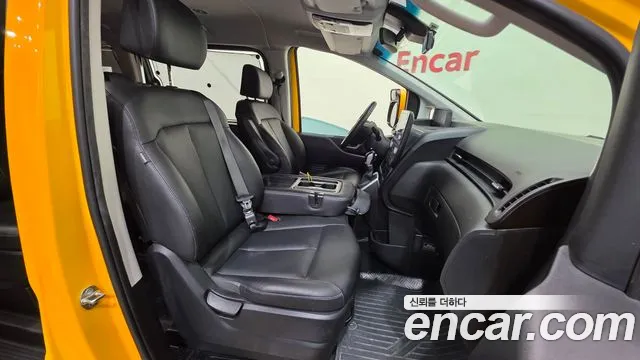 Hyundai Staria 2024 thumb 10