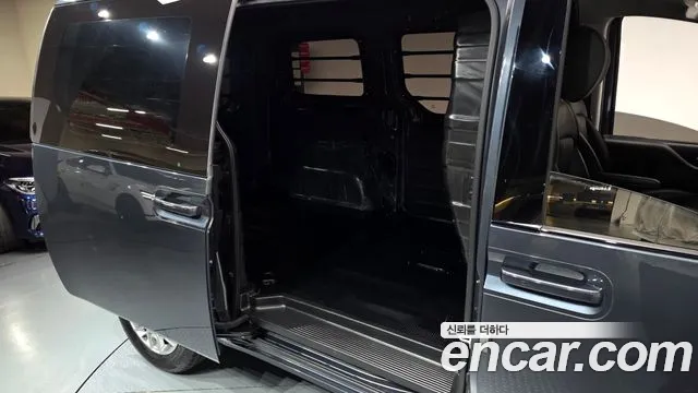 Hyundai Staria 2023 thumb 12