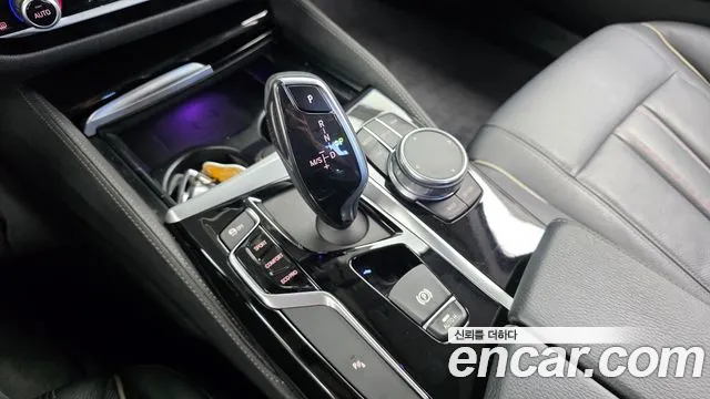 BMW 5-Series 2019 thumb 9