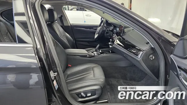 BMW 5-Series 2019 thumb 11