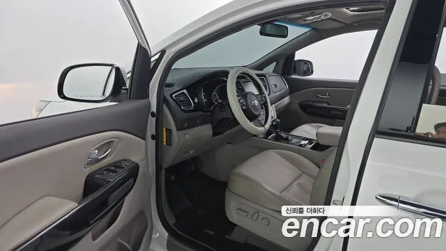 Kia Carnival 2014 thumb 10