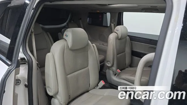 Kia Carnival 2014 thumb 11