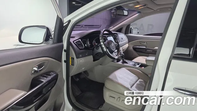 Kia Carnival 2016 thumb 10