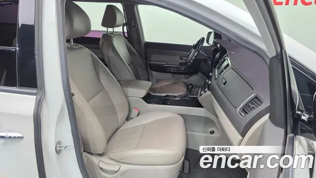 Kia Carnival 2016 thumb 11