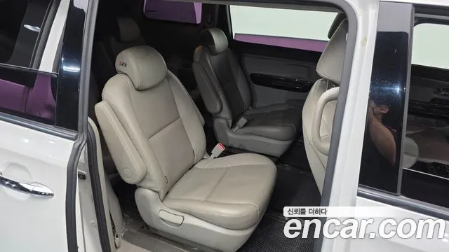 Kia Carnival 2016 thumb 12