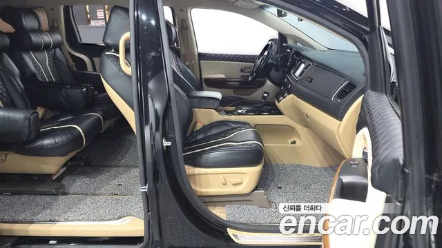 Kia Carnival 2017 thumb 10