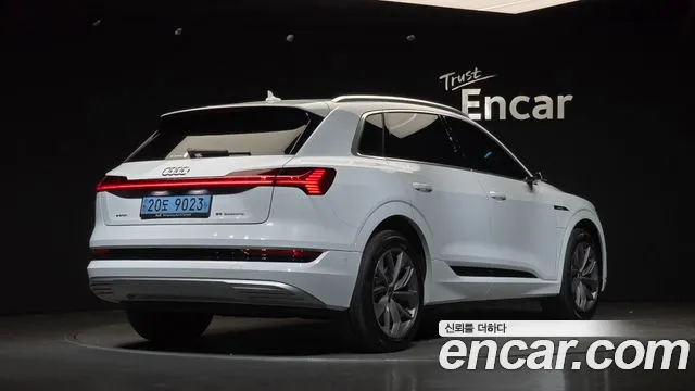 Audi e-tron 2021 thumb 2