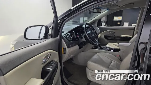 Kia Carnival 2016 thumb 10