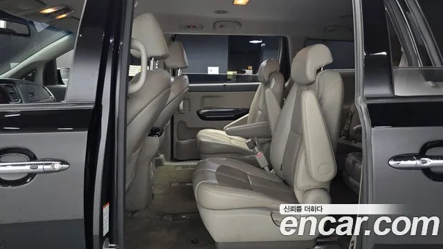 Kia Carnival 2016 thumb 11