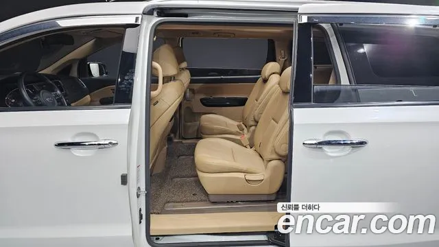 Kia Carnival 2017 thumb 10