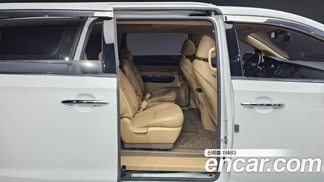 Kia Carnival 2017 thumb 11
