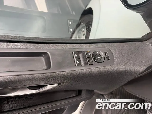 Hyundai Staria 2024 thumb 9