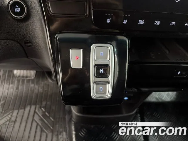 Hyundai Staria 2024 thumb 11