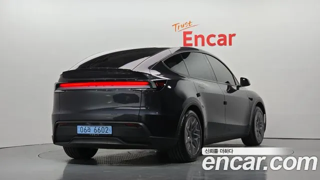 Tesla Model Y 2026 thumb 2