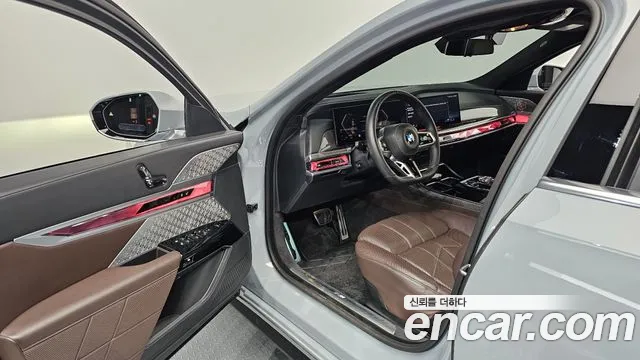 BMW 7-Series 2023 thumb 10