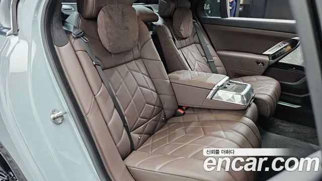 BMW 7-Series 2023 thumb 11
