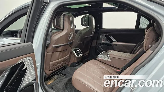 BMW 7-Series 2023 thumb 12