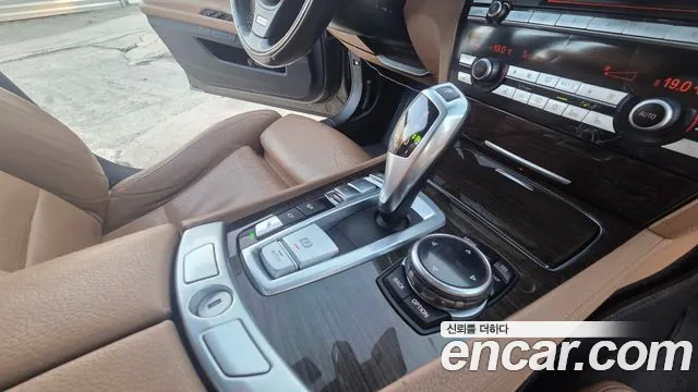 BMW 7-Series 2014 thumb 9