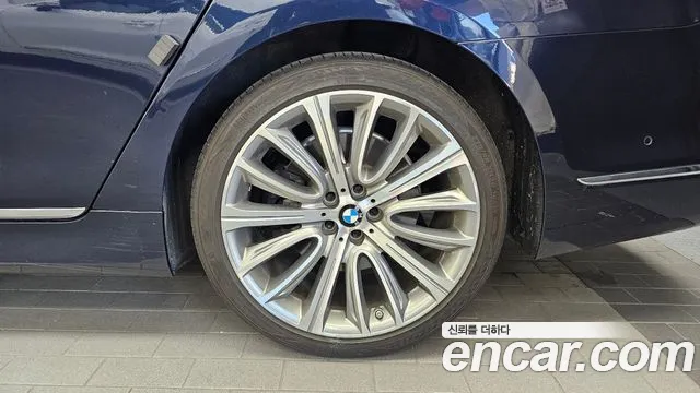 BMW 7-Series 2016 thumb 5