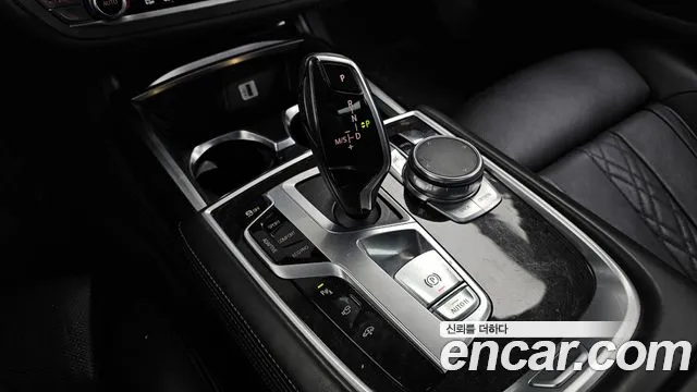 BMW 7-Series 2016 thumb 9