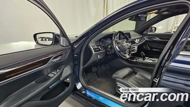 BMW 7-Series 2016 thumb 10