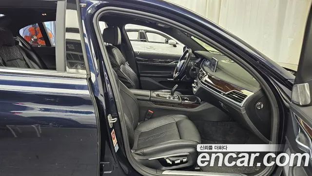 BMW 7-Series 2016 thumb 11