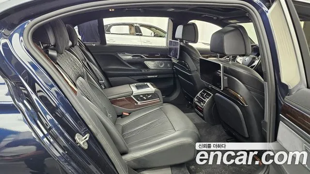 BMW 7-Series 2016 thumb 12