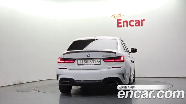 BMW 3-Series 2019 thumb 4