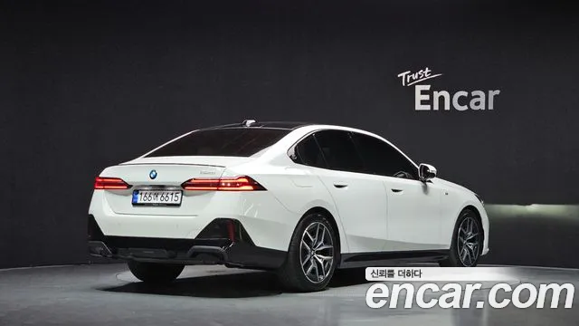 BMW 5-Series 2024 thumb 2