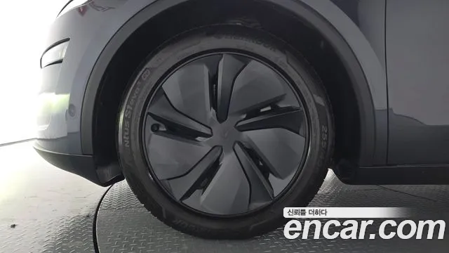 Tesla Model Y 2025 thumb 4