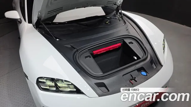 Porsche Taycan 2025 thumb 6