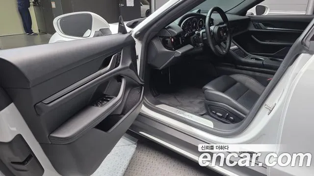 Porsche Taycan 2025 thumb 10