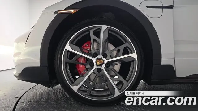 Porsche Taycan 2024 thumb 4