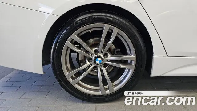 BMW 3-Series 2018 thumb 5
