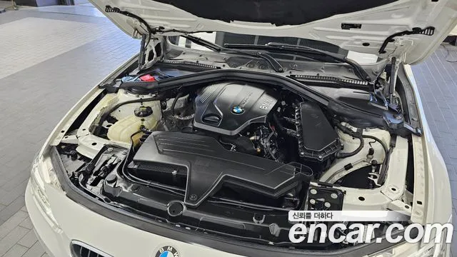 BMW 3-Series 2018 thumb 6