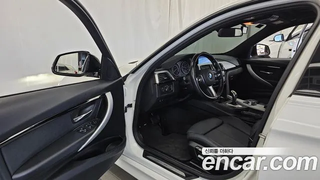 BMW 3-Series 2018 thumb 10