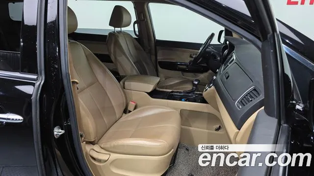 Kia Carnival 2018 thumb 11