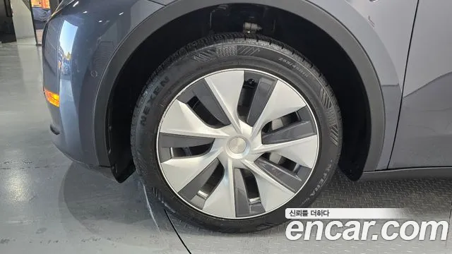 Tesla Model Y 2021 thumb 5