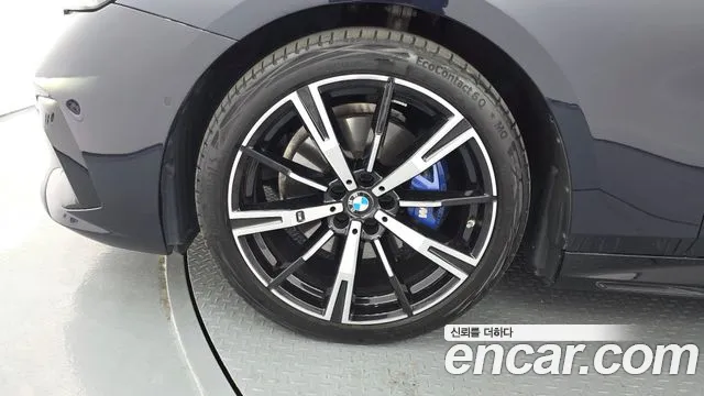 BMW 5-Series 2024 thumb 5