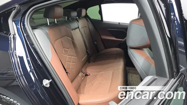 BMW 5-Series 2024 thumb 11