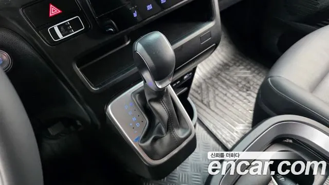 Hyundai Staria 2024 thumb 9