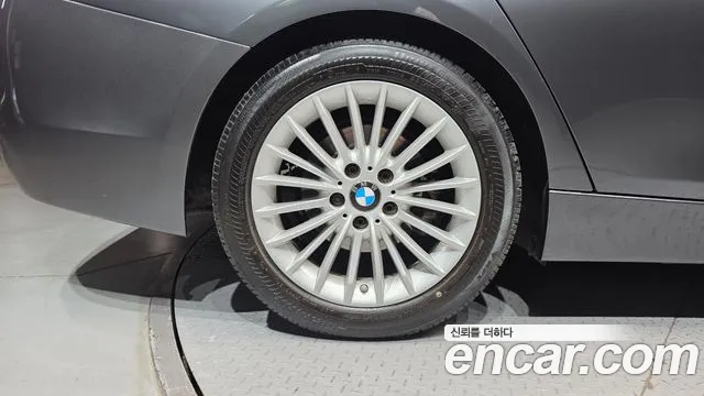BMW 3-Series 2017 thumb 5