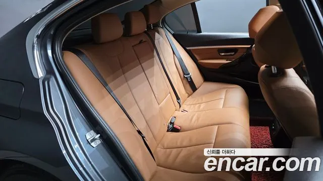 BMW 3-Series 2017 thumb 12