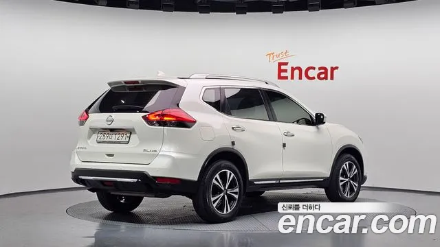 Nissan X-Trail 2018 thumb 2