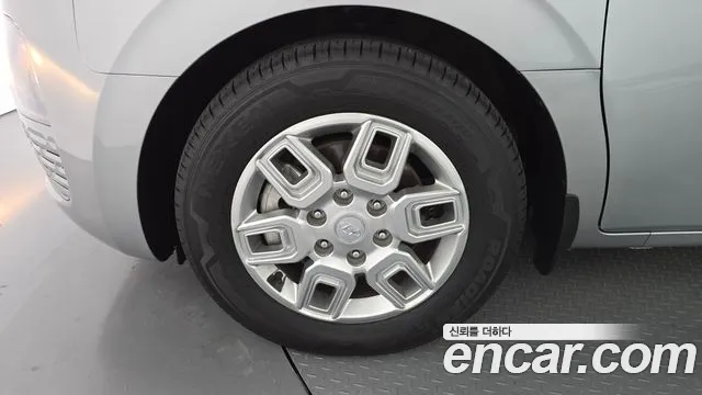 Hyundai Staria 2023 thumb 5